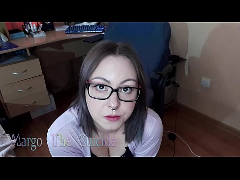 ❤️ Seksīga meitene ar brillēm sūc dildo dziļi kamerā ☑ Kaltais porno pie mums