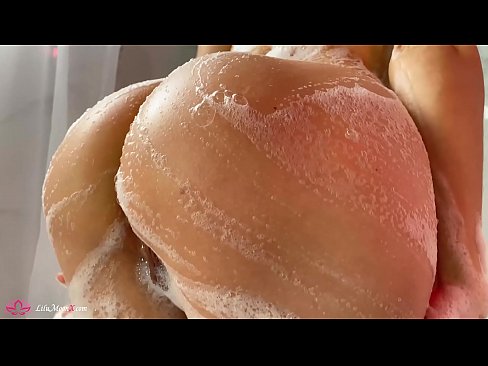 ❤️ Brunete masturbē makstiņu ar vibratoru līdz intensīvam orgasmam dušā ☑ Kaltais porno pie mums