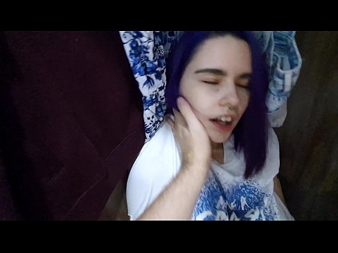 ❤️ Atradu savu māsu skapī un palīdzēju viņai beigt. ☑ Kaltais porno pie mums